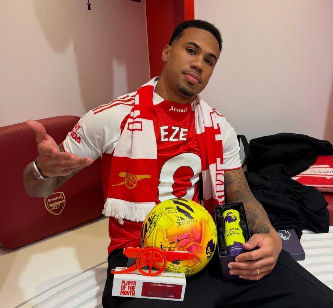 加布里埃尔赛后要了埃泽的球衣、足球和水杯  