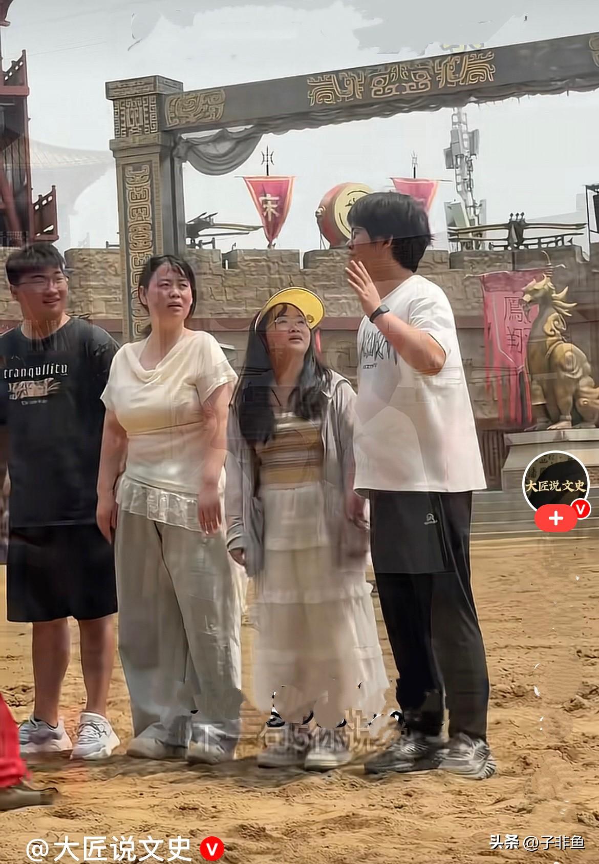 笑不活了……
近日，一景区活动现场，主持人和游客趣味问答互动，现场站了五六位游客