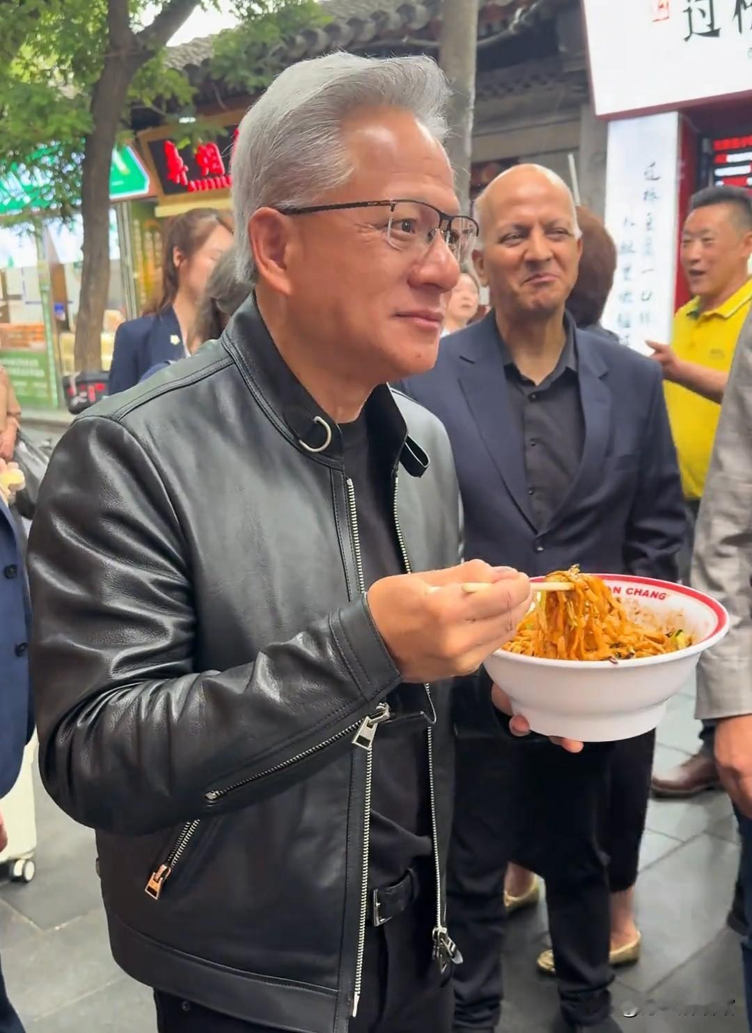 身价千亿大佬蹲北京胡同端碗吃面，全程零架子太圈粉
 
谁都想不到，平日里站在全球