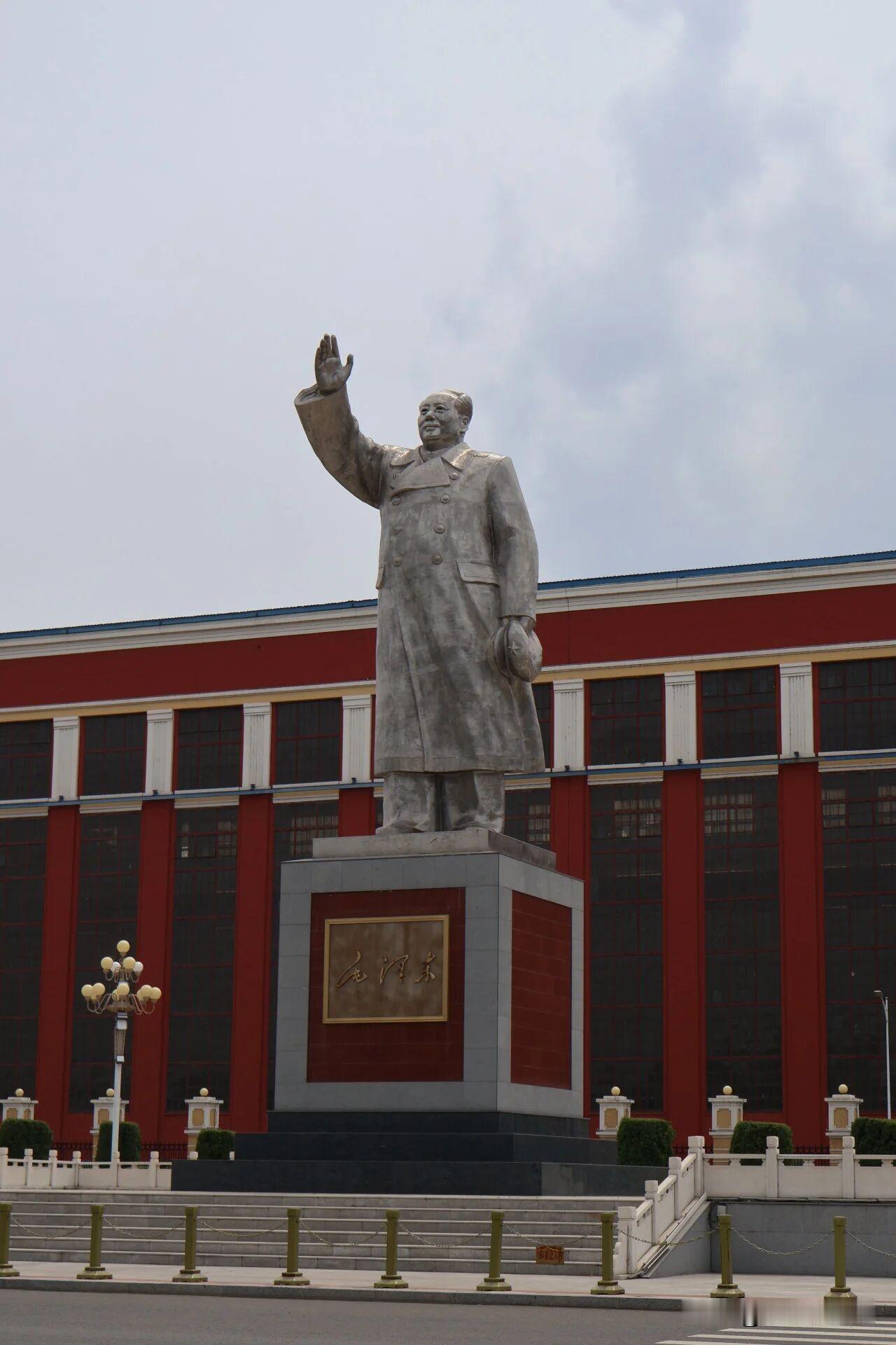 这里是黑龙江齐齐哈尔富拉尔基·中国一重厂区广场，矗立着世界最大的不锈钢毛主席挥手