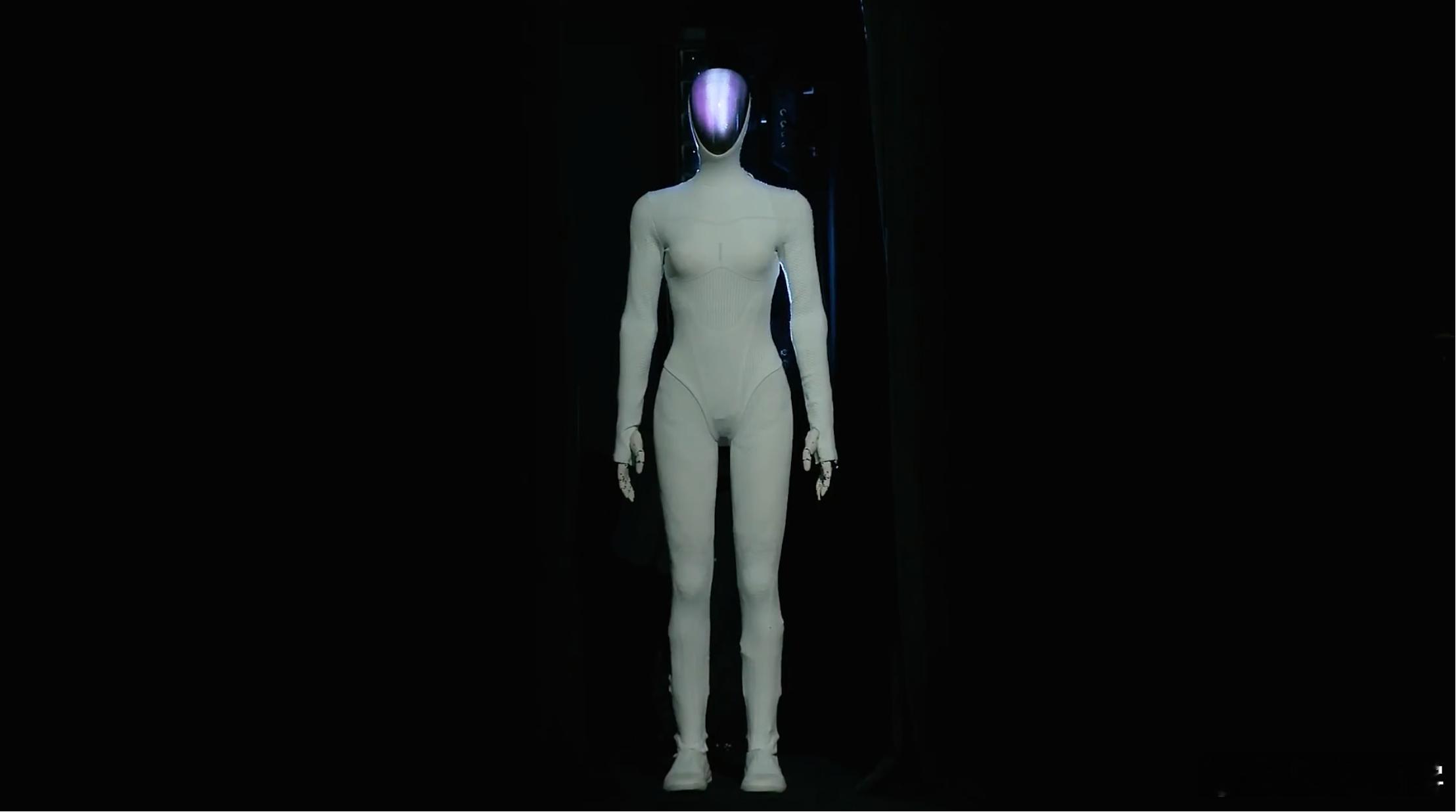 小鹏全新一代 IRON 机器人，是一个女性的形态，穿了一层柔性衣服，自己走上台，