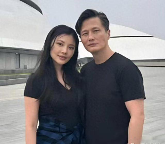 尹子维连发5条回怼网友劝分 谁能想到尹子维护妻这么猛，网友六篇劝分小作文换来5条