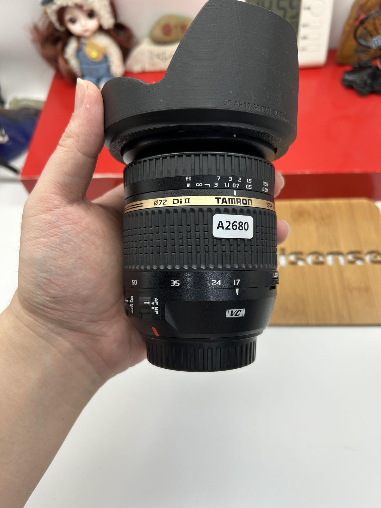 手持镜头，准备拍摄照片。腾龙 人像 佳能口腾龙17-50mm f2.8 VC B