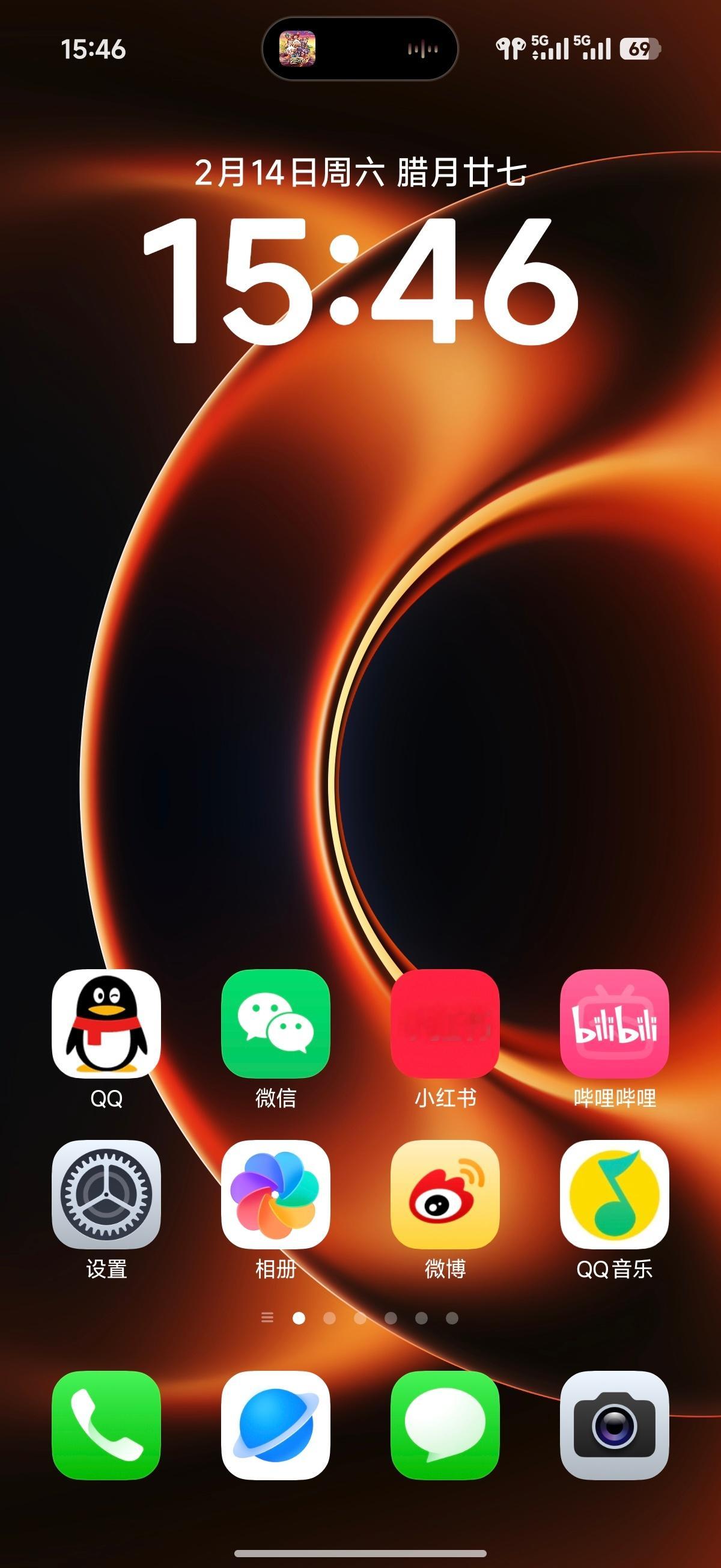 澎湃现在的锁屏时钟样式做得是挺丰富，但桌面时钟实在太简陋了。位置要么太靠上要么太