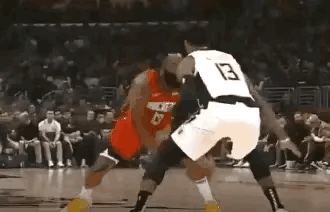 哈登打球总有些意想不到的动作～这球将保罗乔治过得那叫一个干净！保罗乔治作为锋线上