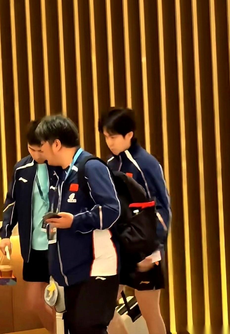 国乒男队，五个人出征，现在就剩王楚钦一个了。
林诗栋肩伤退赛，梁靖崑扛着腰伤，小