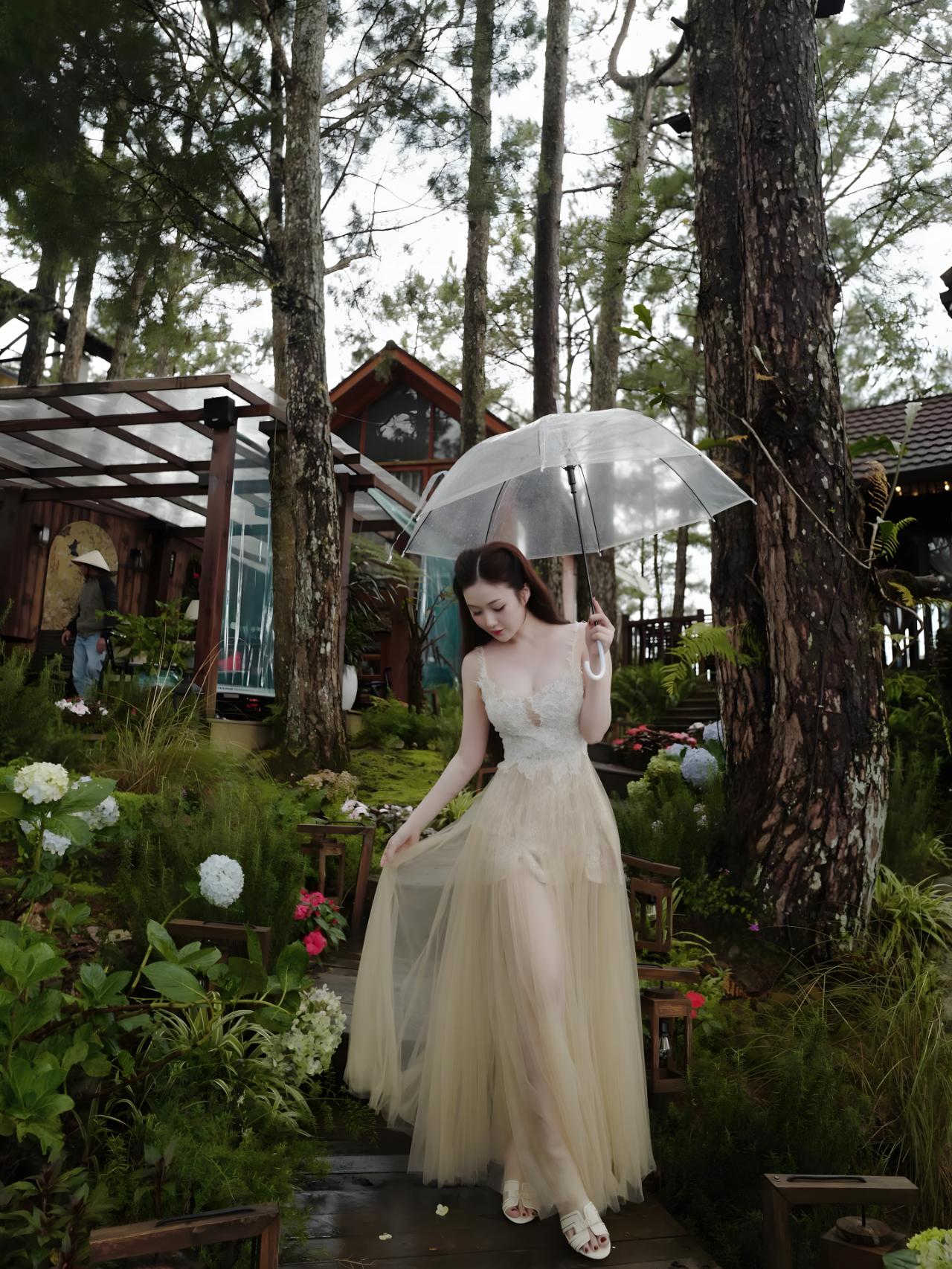 这位人间仙子，仿佛是从水墨画卷中翩然而至的谪仙！她手持水晶琉璃伞，伞下流光溢彩，