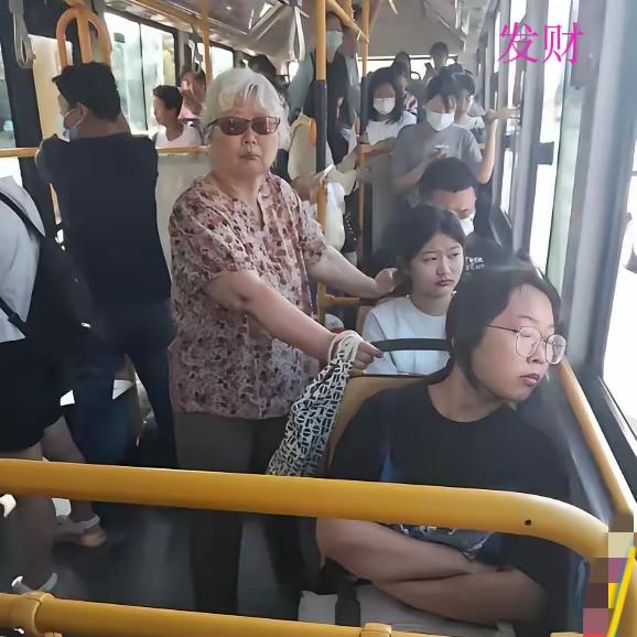 早高峰公交尴尬一幕！男子紧盯女生胸前被怼，一句话全车笑翻
 
公交车上，一个男人