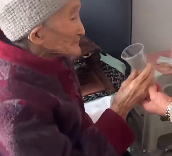 昏迷了10几个小时，家人都以为她去天堂了，家人为她在安排后事了，准备给老人起道场