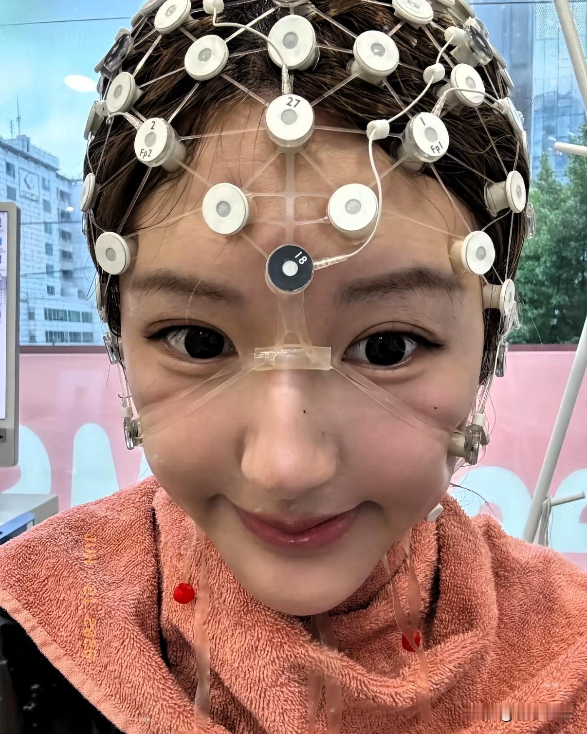 头戴满脑电极依旧强装微笑，赵露思藏在笑脸下的崩溃太让人心疼

照片里她头上密密麻