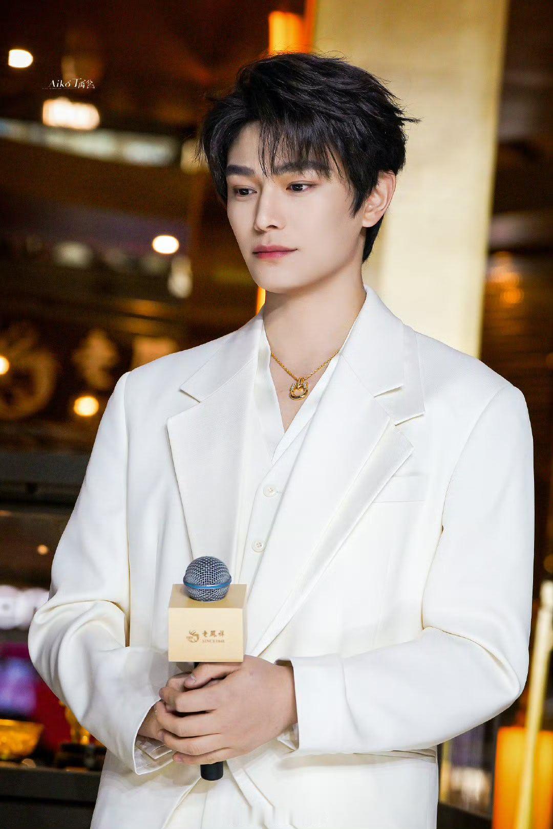 丁禹兮白西装    他总能把白西装穿出专属味道。无论是搭配简约内搭的干净，还是加