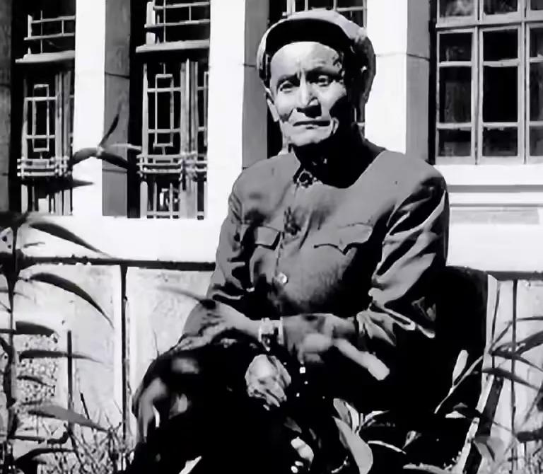 他不是警察，没上过学，小时候放羊，练出一双认脚印的眼睛。羊丢一只，全家喝西北风，