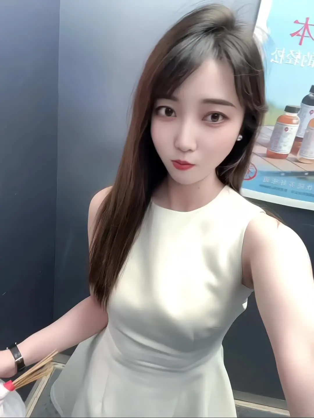 如果我只想和你暧昧就好了，可是我太贪心了，我想陪你吃早餐，晚餐，我想陪...
