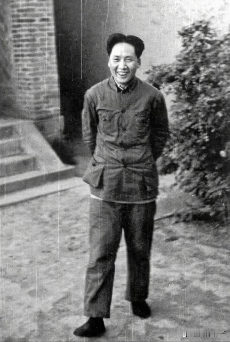 铮铮风骨立天地，英明领航铸辉煌
 
为什么我们能在绝境中重生，在风雨里登顶？答案