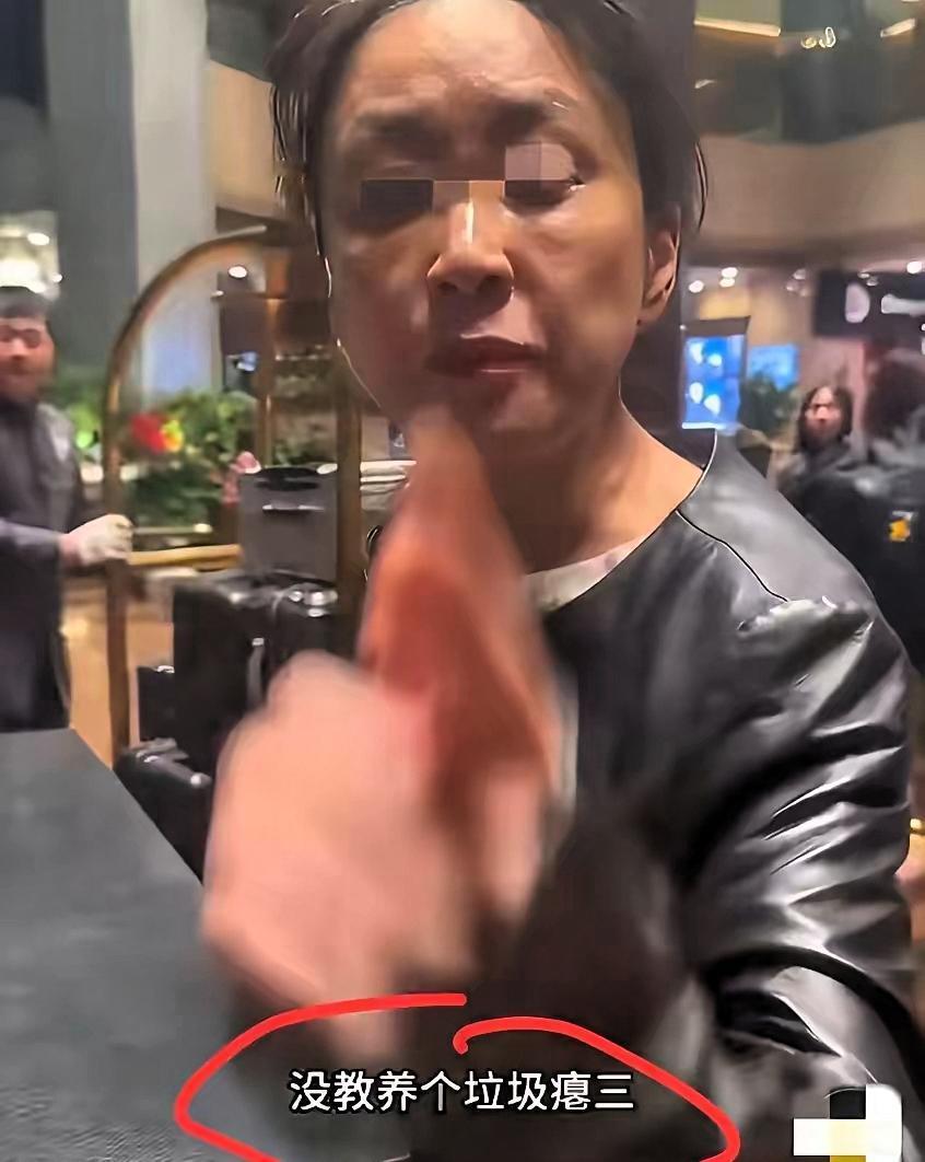这真叫“丢人丢到家了”。
上海，一位妈妈带着女儿去住酒店，期间在酒店健身时，因为