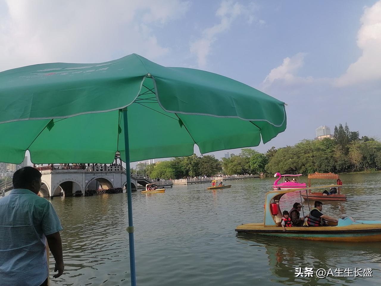 到了西湖必坐船，坐船去悠悠转转，湖上九曲桥站满了人！