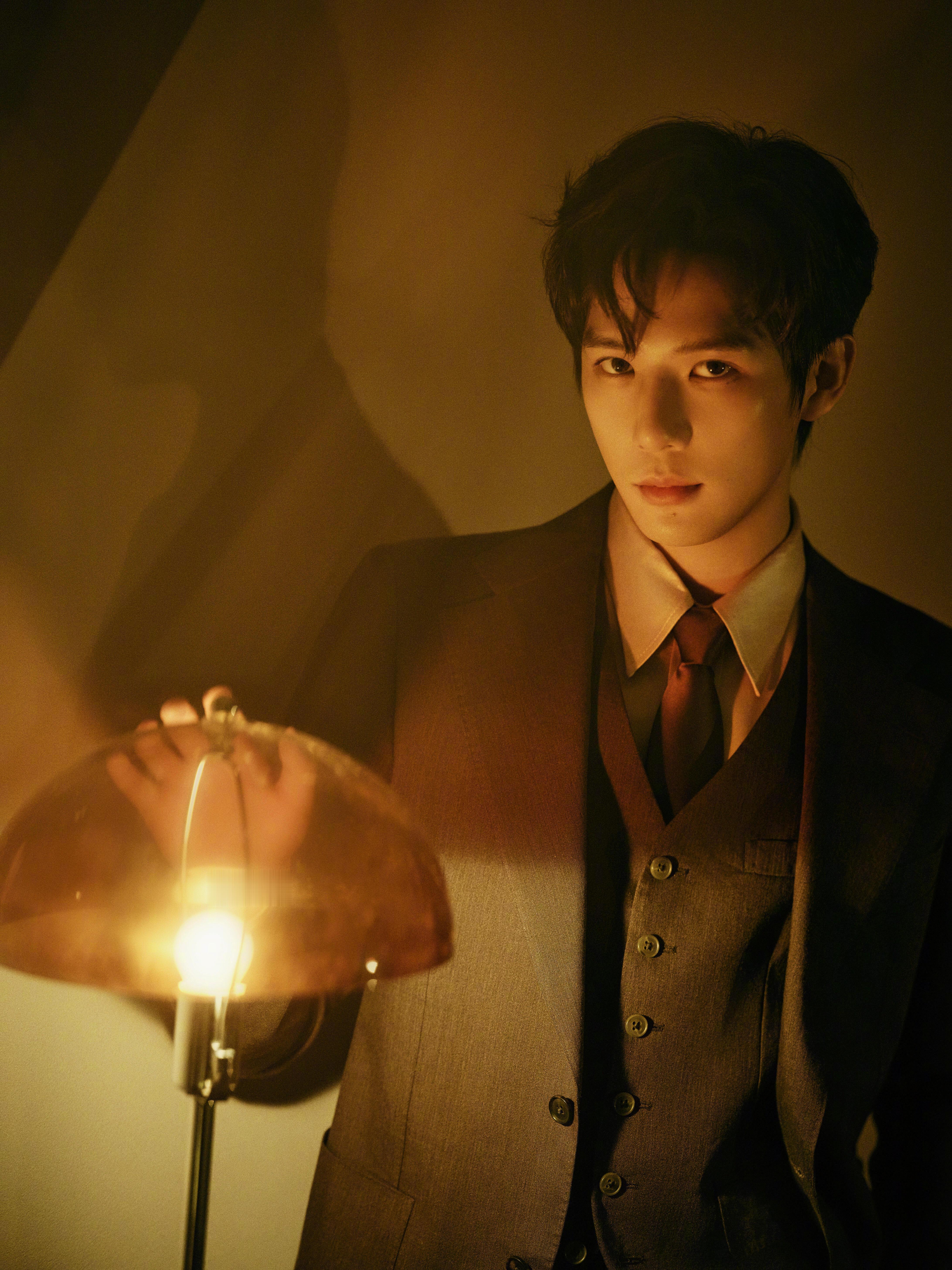 王安宇完全的西装统治区王安宇活动棕色造型look，复古味满满的一款。身着深棕色西