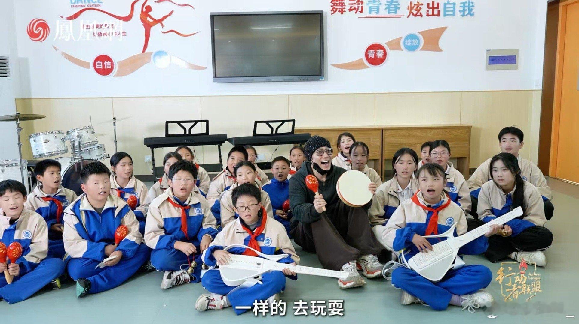 55岁林依轮从林叔变林哥林依轮哪像55岁啊，分明是“林哥”！在安徽教小朋友唱歌，