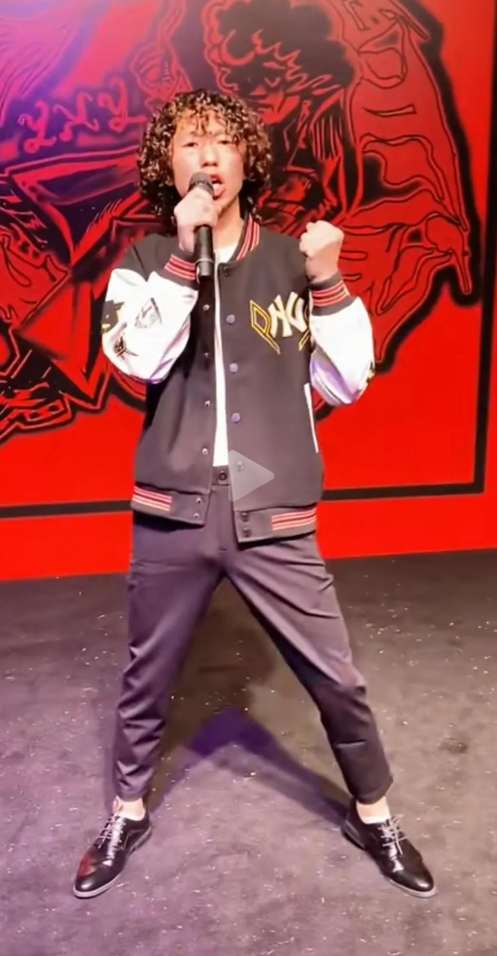 庞麦郎还越长越年轻了，几年前听了他的歌曲，（滑板鞋）听的我鸡皮疙瘩都起来了，
不