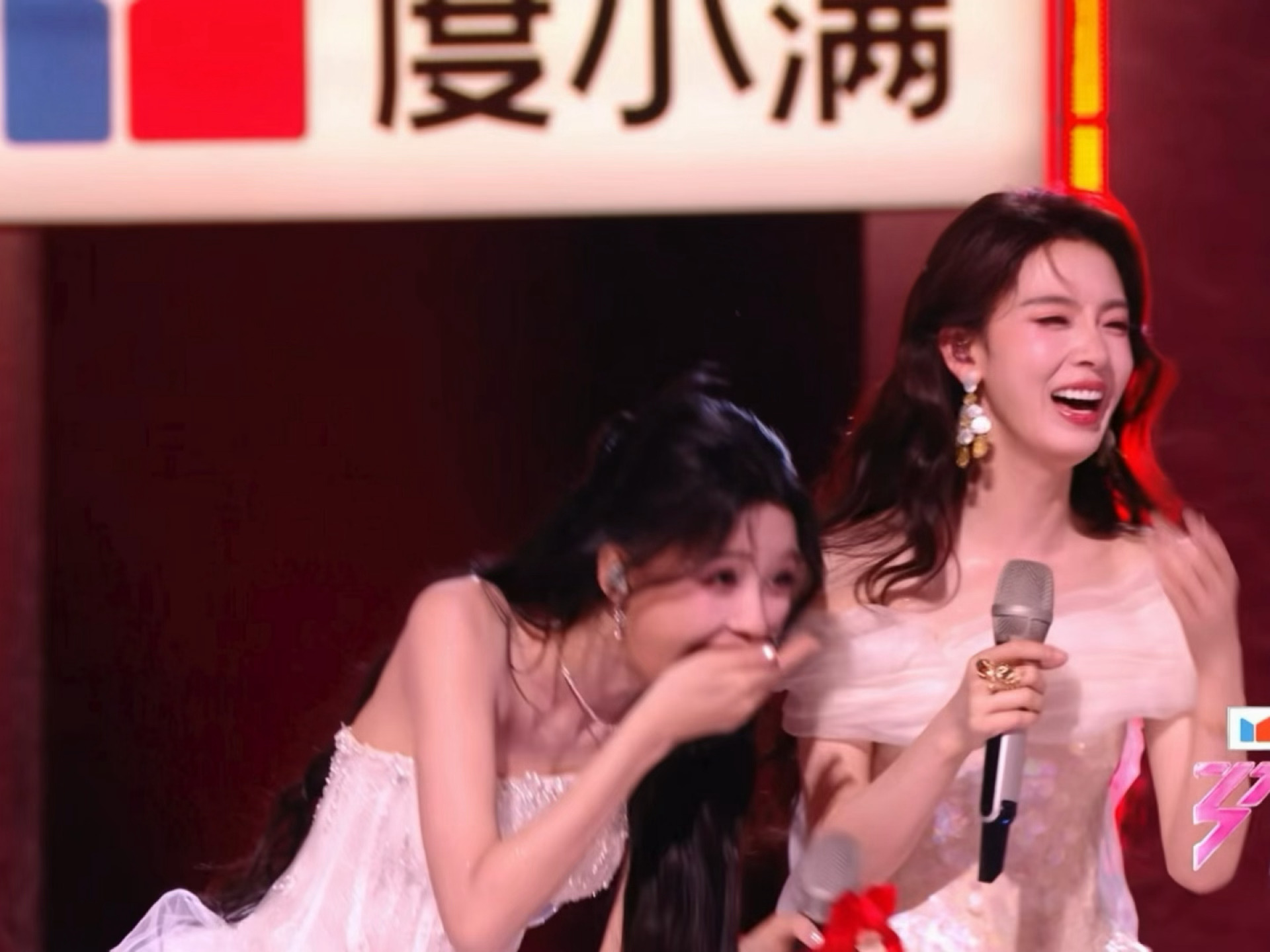 小老怡不语 只是一味的枣糕世界枣糕女王不语 只是一味看着妹妹们一边枣糕世界一边赔