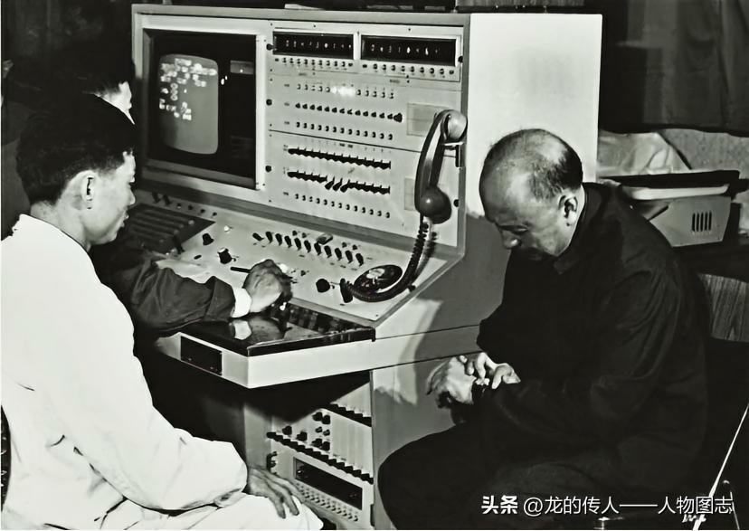 1980年5月18日，“东风五号”洲际导弹发射前，钱学森习惯性地看手表，校验试验