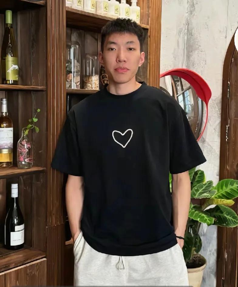 近日，一段视频中，中国男篮后卫廖三宁与友人在一家西餐店用餐，惬意地享受着休闲时光