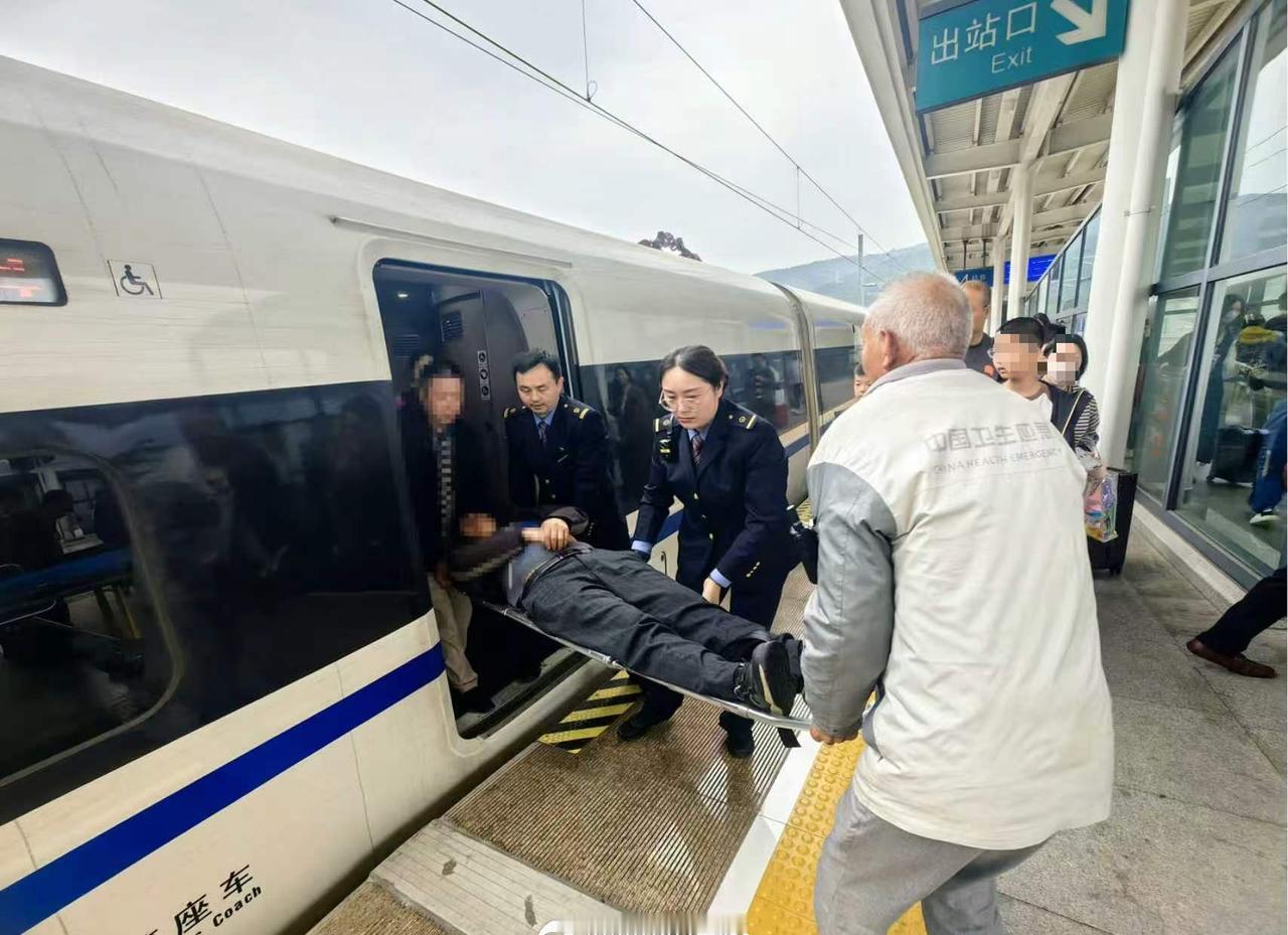 近日，S5520次列车上一名旅客突发呼吸困难、额头冒大汗。车站迅速联系120，工