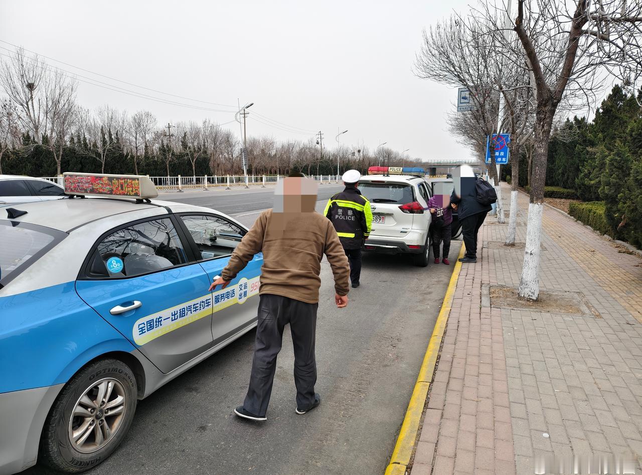 交警同行 2月23日12时左右，东营交警东吕高速大队巡逻至疏港K498路段时，发