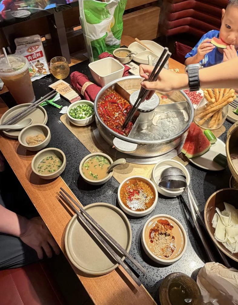 在北京为吃火锅能有多拼今年七夕不少情侣选择奔赴火锅店，甘愿长时间等位，比起刻意雕