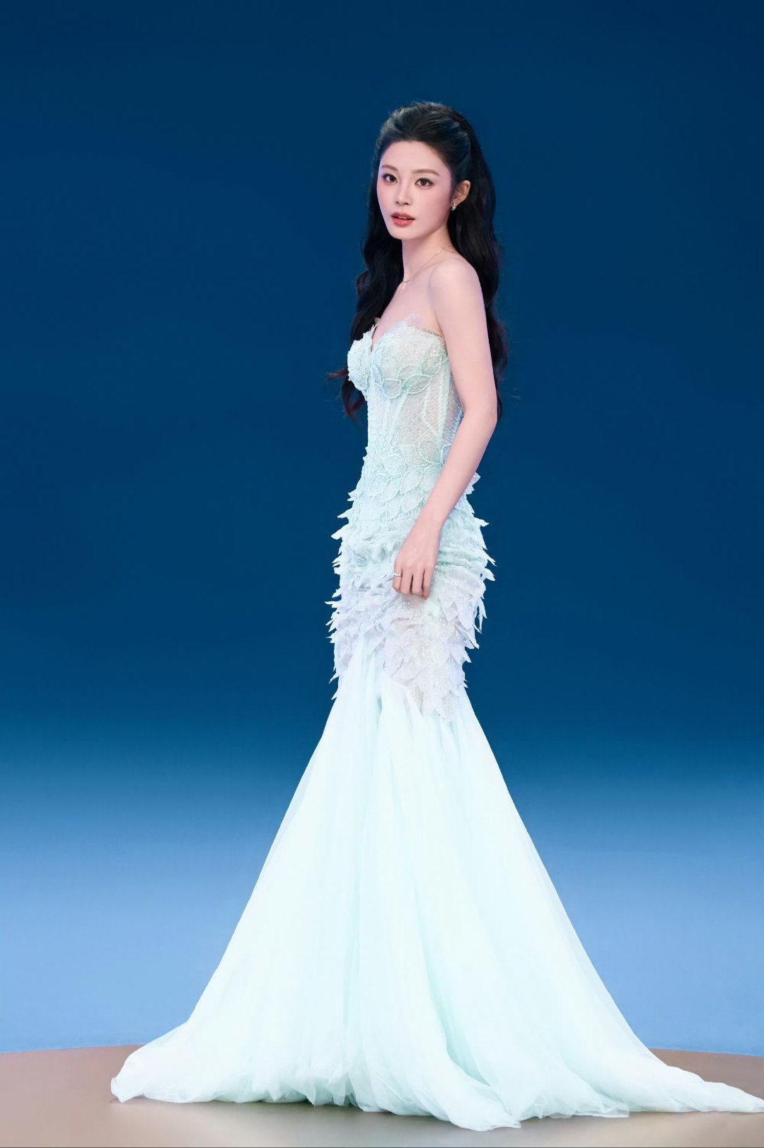 姚晓棠这套星空人鱼裙造型，美得宛如海月公主！冰蓝色抹胸鱼尾设计，渐变的羽毛感蕾丝