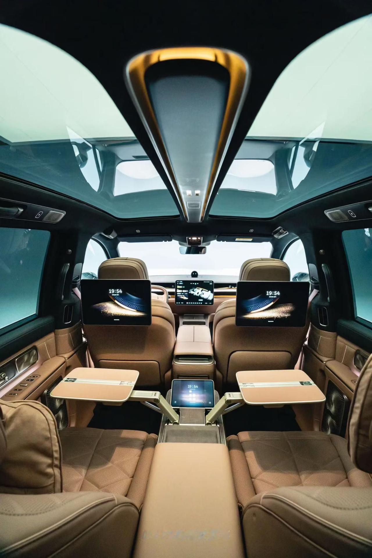 蔚来的护城河不只是换电。

​还有审美。
​
​这种2米2宽的SUV，自己开停哪