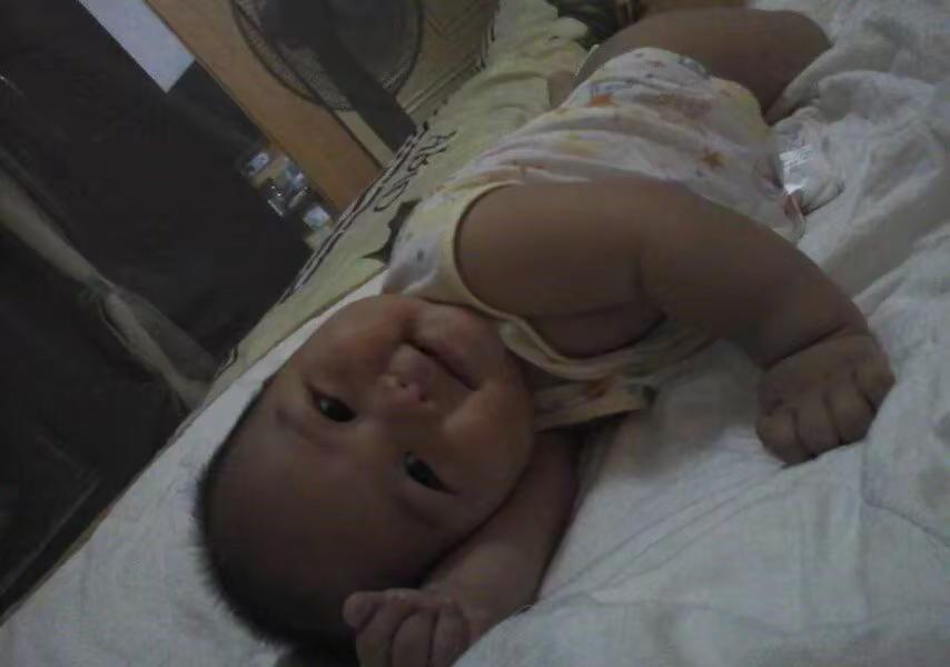 娃的笑脸，是手机存不下的宝藏。
别总想着发朋友圈，先蹲下来，陪他摔第一跤。
成长