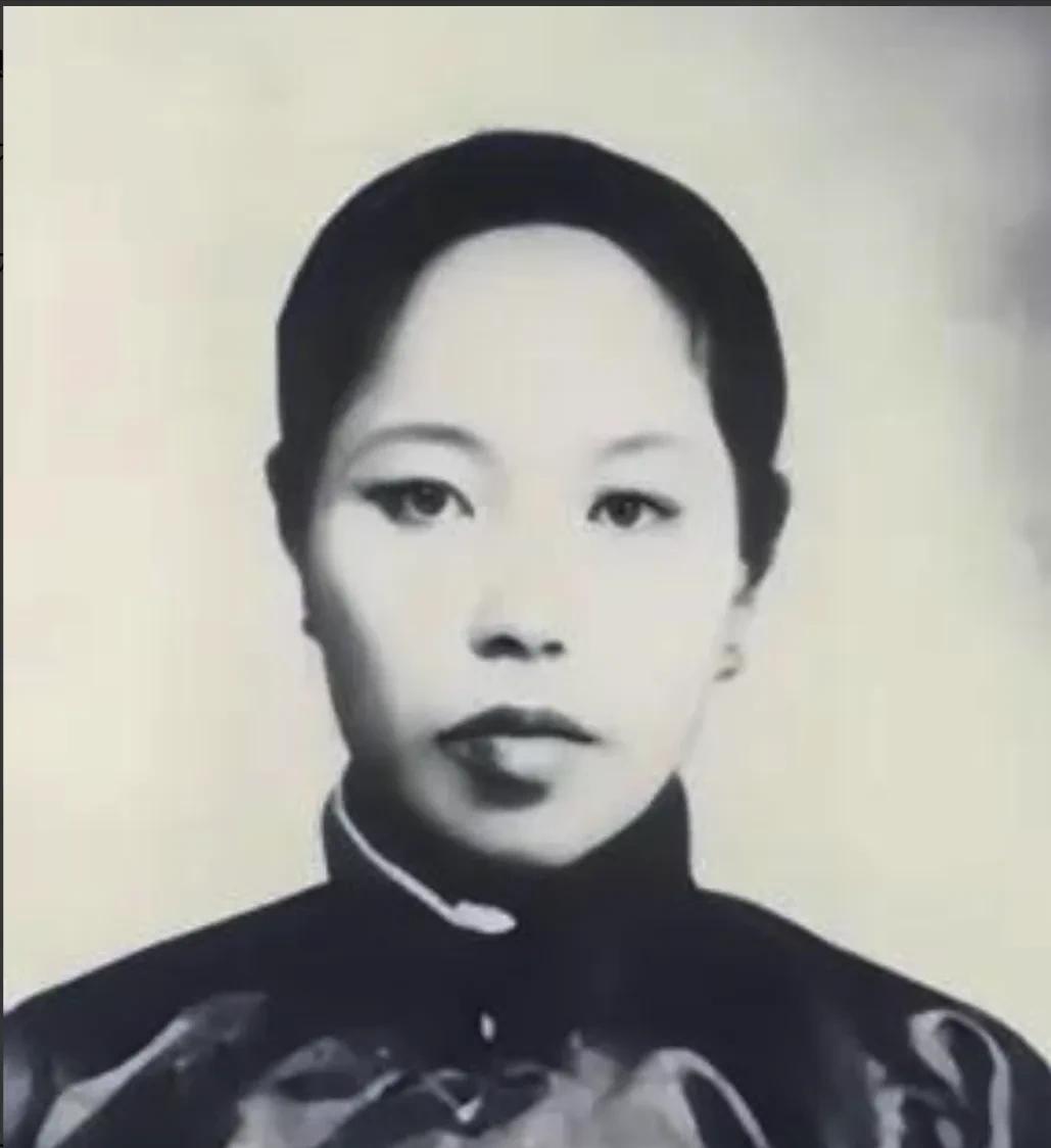 两人成亲那年，他10岁，她16岁。她文盲、小脚、大六岁、被误认为保姆，他仍要向世