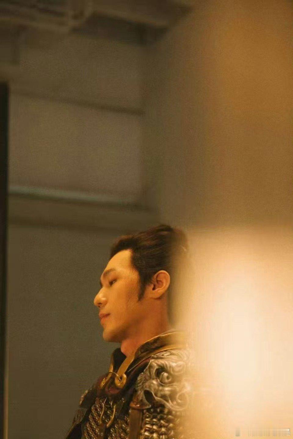 白宇一个人就是一条赛道 看白宇在太平年，被质问时脊背挺直却难掩委屈，对孙太真温柔