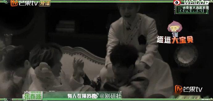 已经很好笑了何老师还在加料密室大逃脱场面本来就已经笑到不行，何老师还不停加料，笑