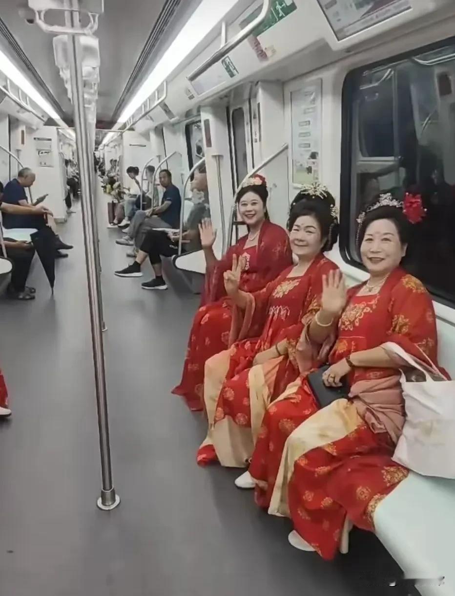 地铁里三个大妈，穿这一身打扮不错吔，很漂亮吔，很像宫庭里面的那些什么历史人物，我