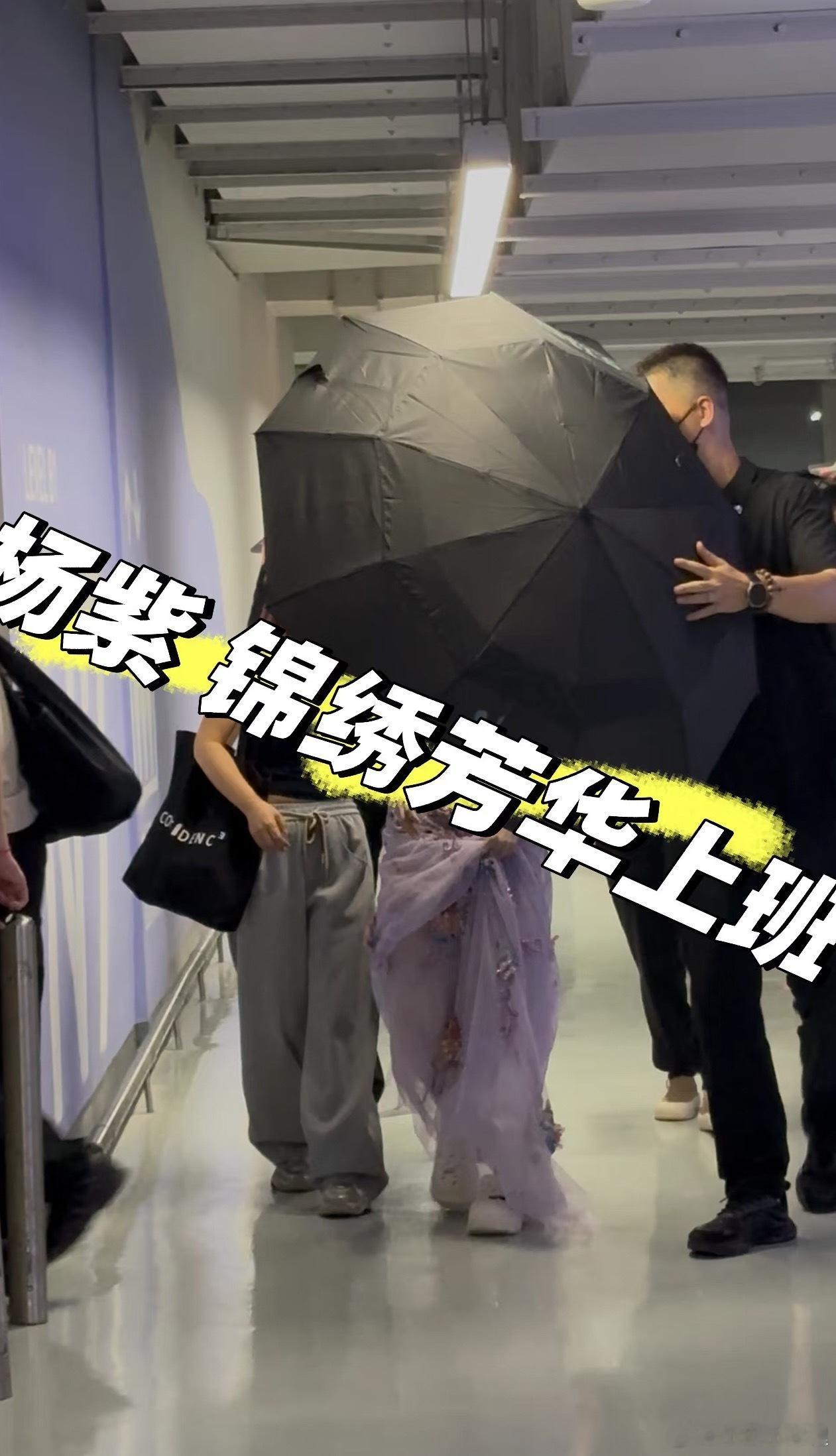 哈哈哈紫色小裙子上班咯 ​​​