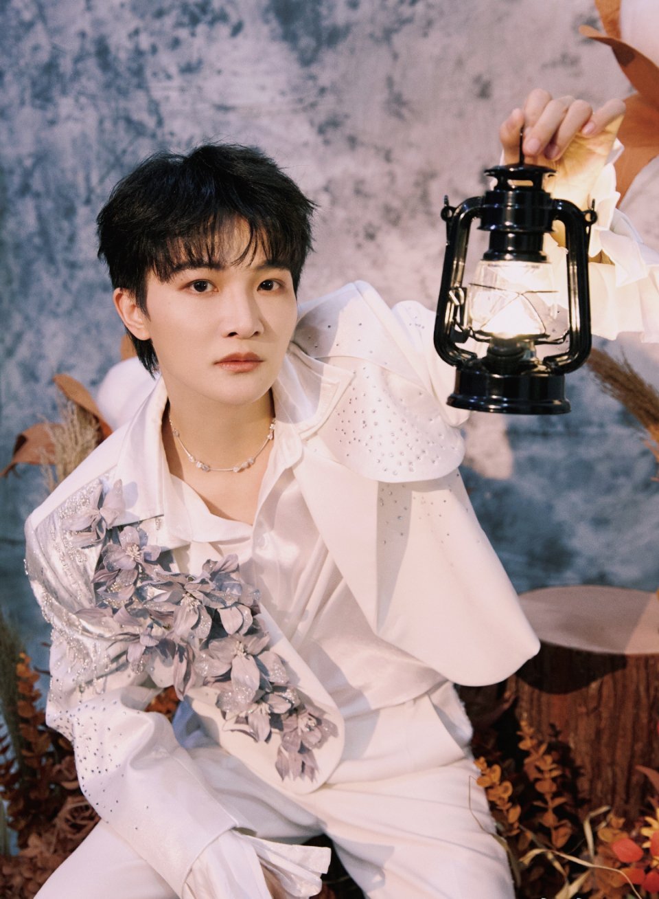 周深六登央视跨年晚会央视跨年晚会六度登台央视跨年，从《雪落下的声音》到《浮光》，