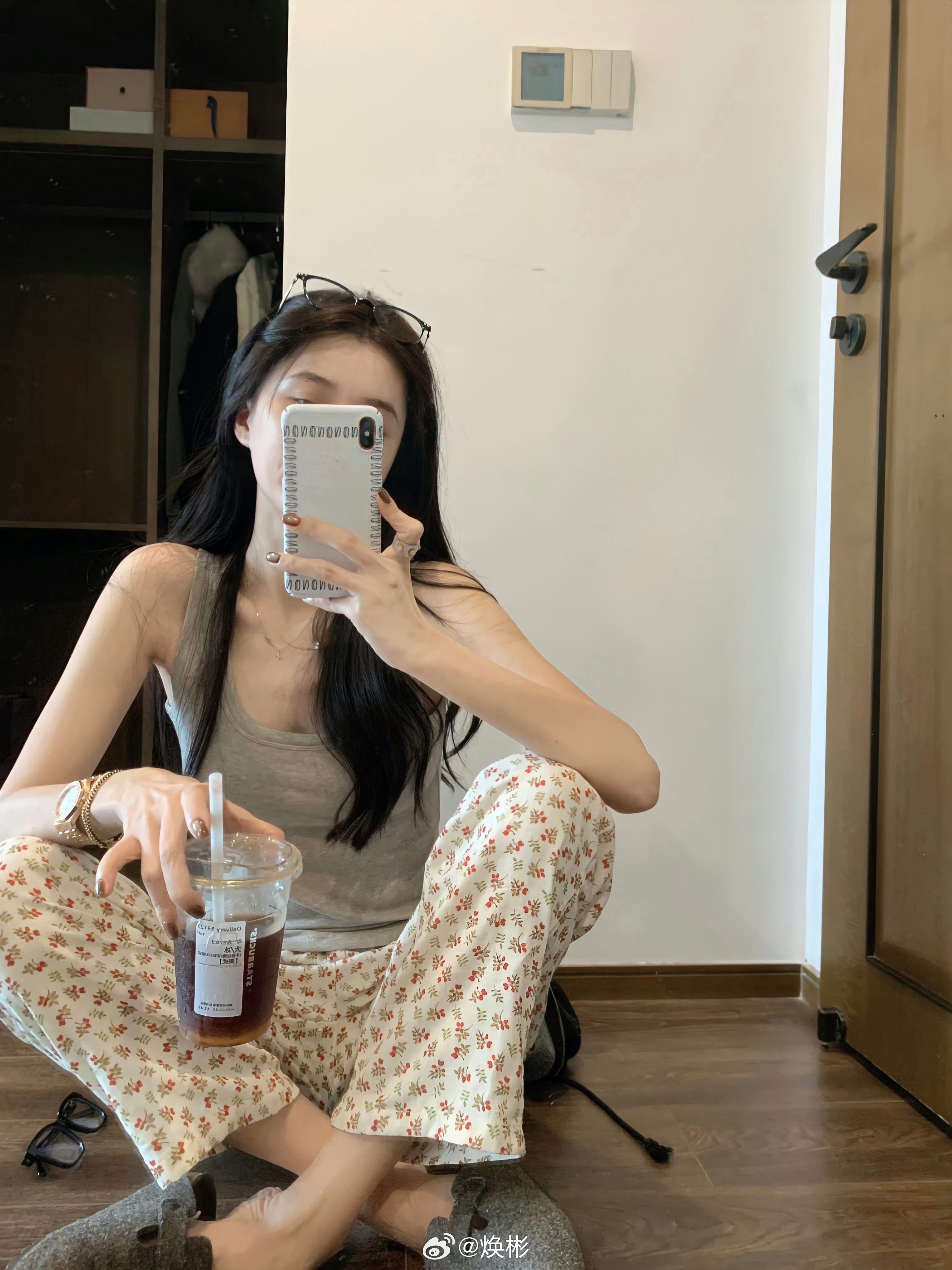 刷到一个好看的小姐姐还在用iPhone Xs。 ​​​