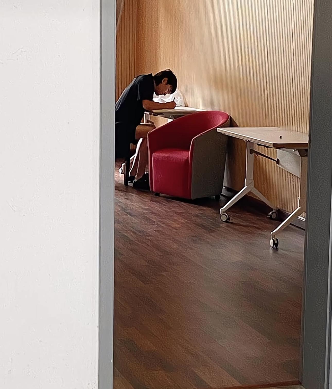别的明星都在忙着营业，新哥背起小书包上学去了🎒，好乖的林博士～ ​​​