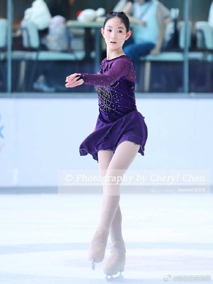 李小鹏13岁女儿参加花滑比赛 奥莉完美遗传爸爸李小鹏的体育基因，没想到都13岁啦