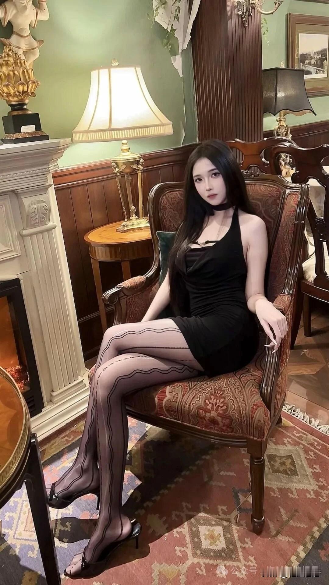 优雅黑裙与复古家具的完美结合，尽显时尚与复古的魅力。