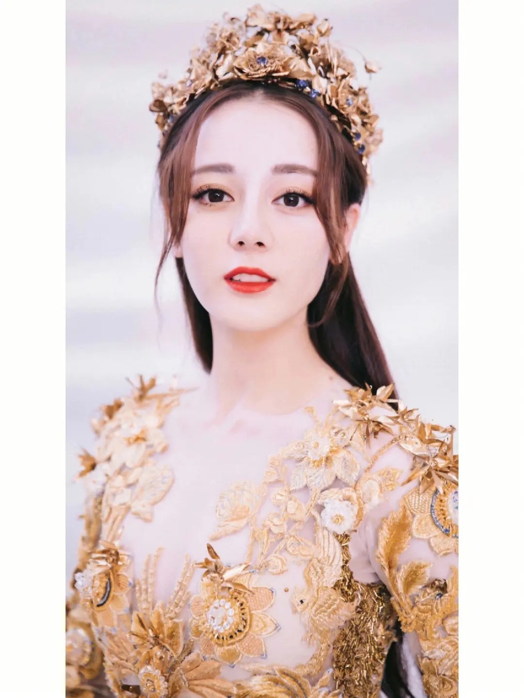 #迪丽热巴龚俊手牵的好紧# 啥也别说了，跟着吃狗粮就对了。 ​​​
