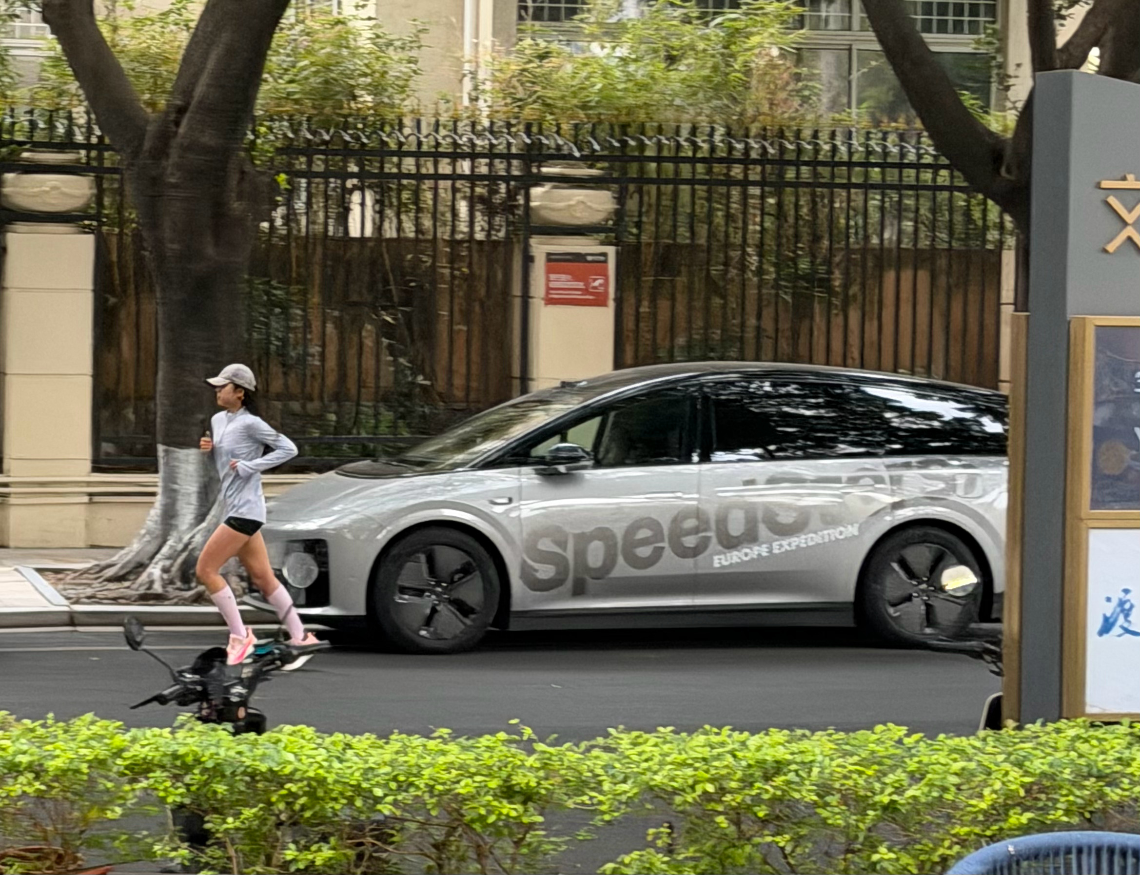 早鸟完毕，路边欣赏一下自己的车