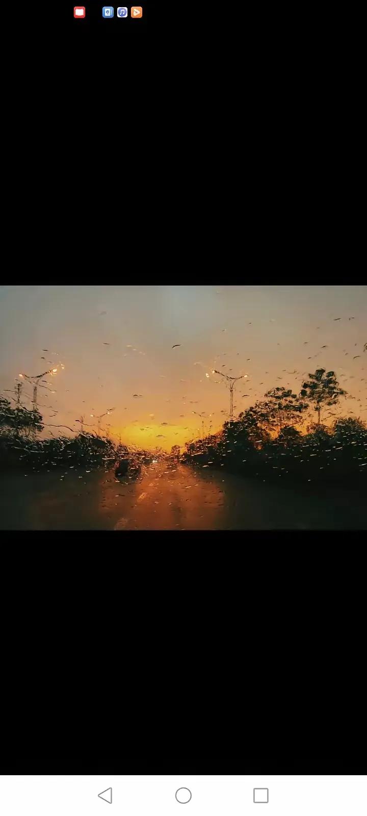 雨过黄昏风细细，
人逢日出喜洋洋。
横批：《黄昏与日出》