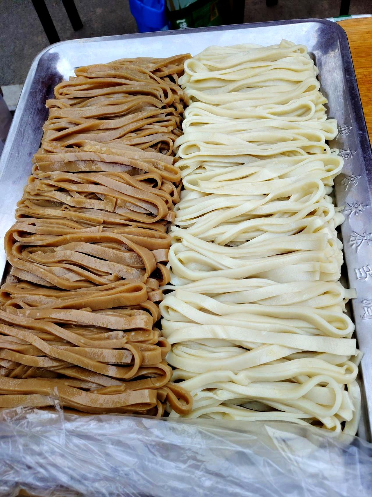 卖凉皮那会儿，摊上坐着的不是老板娘，是她男人。
可偏偏顾客一来，他就摆手说一句：