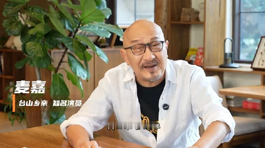 82岁港圈大佬麦嘉回老家台山被偶遇，精神状态极佳，久违开口大秀家乡话，听着格外亲