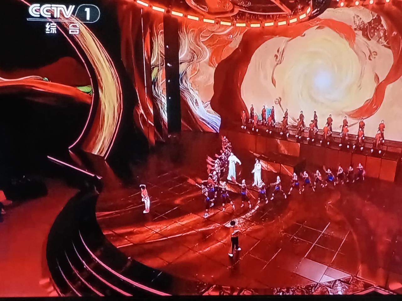 等着儿子媳妇下了班，吃了晚饭急忙回家。

    打开电视准备看电视剧《主角》，