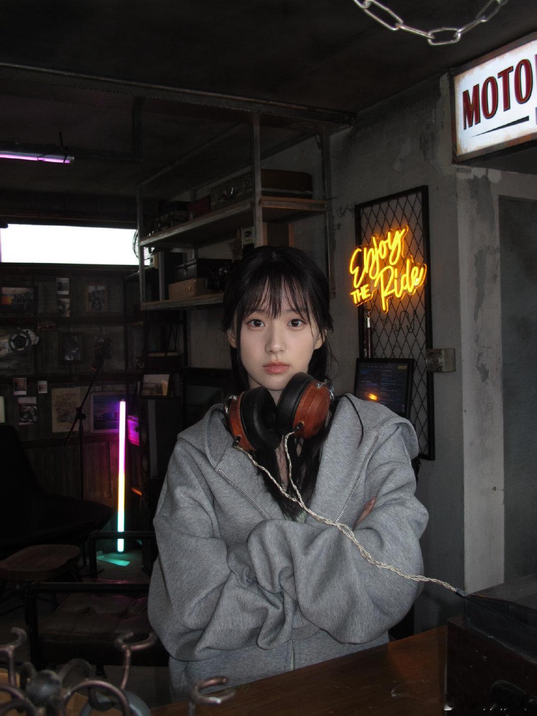 包上恩发了18张原图包上恩原图直出  包上恩发了18张原图，每一张都美到窒息[期