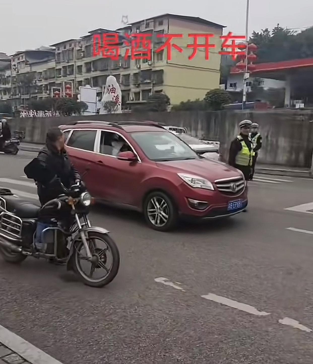 不得不说，这位大哥是真的懂法又拎得清！

交警路边设卡查酒驾，老远就见一辆摩托车